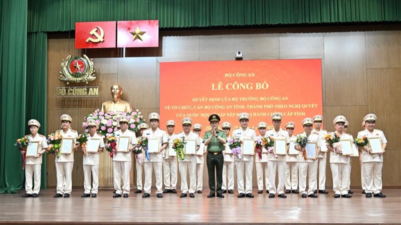 Đại tướng Lương Tam Quang trao quyết định cho 34 Giám đốc công an tỉnh, thành, Thiếu tướng Mai Hoàng phát biểu nhận nhiệm vụ