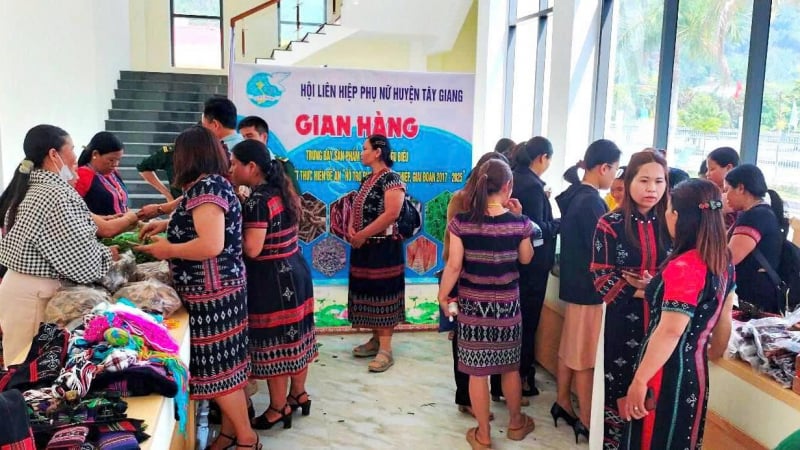 Phụ nữ miền núi Quảng Nam “bắt tay” làm kinh tế, giúp nhau thoát nghèo bền vững