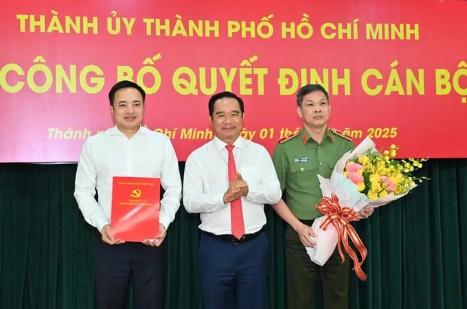 Thành ủy TP.HCM công bố và trao các quyết định nhân sự
