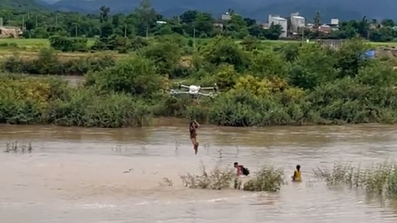 Người dân dùng máy bay không người lái cứu 2 cháu nhỏ mắc kẹt giữa dòng lũ chảy xiết