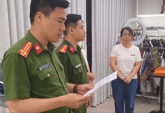 Tạm giữ nữ chủ shop livestream bán hàng hiệu, trốn thuế hơn 12,5 tỷ đồng