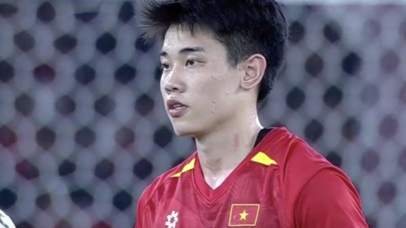 Nguyễn Đình Bắc bị cầu thủ U23 Indonesia cào xước cổ, rời sân trên cáng