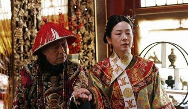 Từ Hi Thái hậu mỗi lần tắm đều đem theo thái giám, trong phòng thường phát ra tiếng kêu đau đớn: Vì sao?