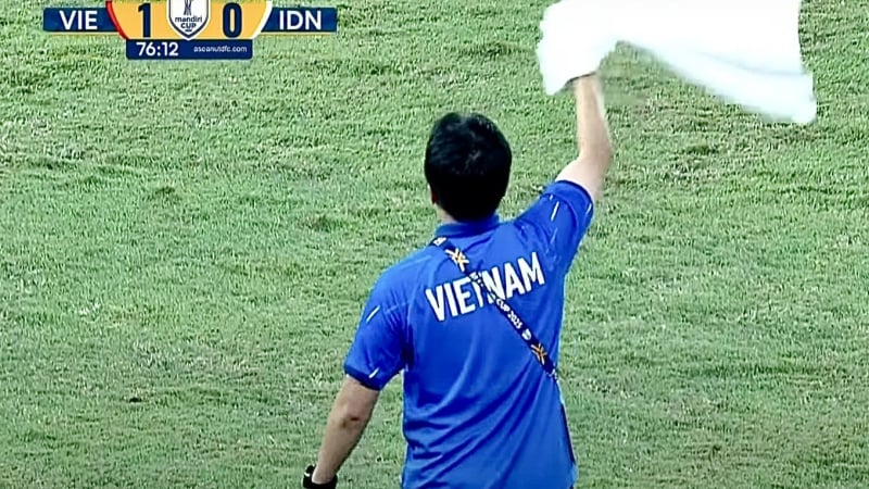 Vì sao trợ lý HLV U23 Việt Nam liên tục vẫy khăn trắng?