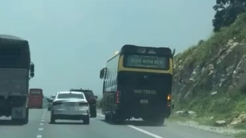 Xe khách ngang nhiên chạy vào làn khẩn cấp, tạt đầu ôtô gây nguy hiểm trên cao tốc Phan Thiết-Dầu Giây