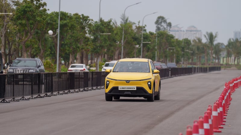 VinFast bàn giao lô xe Limo Green đầu tiên cho khách hàng: Xe 7 chỗ rộng rãi, giá 749 triệu đồng