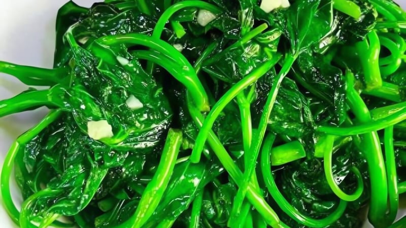 Tưởng chỉ ăn củ, quả, hóa ra lá mới là loại rau thanh nhiệt, giải độc tuyệt vời, xào tỏi thơm ngon, giòn ngọt