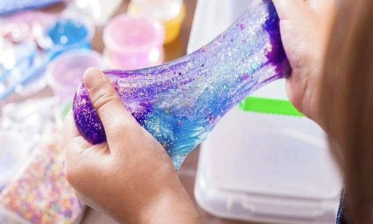 Bé trai 5 tuổi sưng phù mặt, nôn ói sau khi chơi 'chất nhờn ma quái'