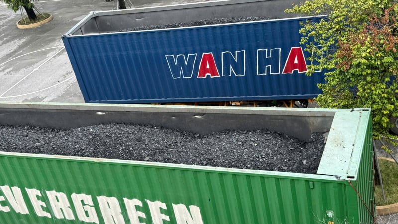 Công an Hải Phòng phát hiện hai xe container chở 'đất đen' không rõ nguồn gốc