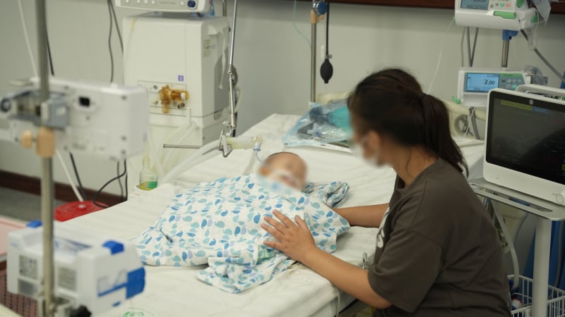 Uống phải tinh dầu đuổi muỗi, bé trai 15 tháng tuổi suy hô hấp nguy kịch
