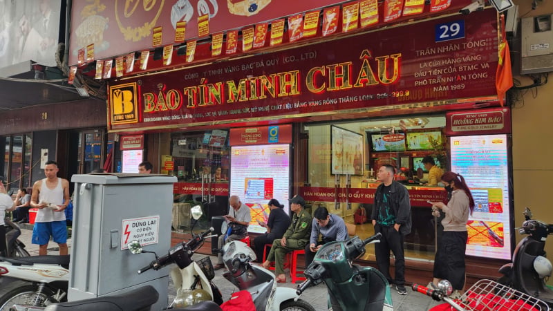 Giá vàng hôm nay mới nhất (6/6) giảm thêm 3 triệu đồng/lượng: Người mua hoang mang, chợ đen đua nhau 'cắt lỗ'