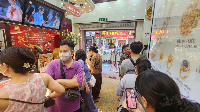 Giá vàng hôm nay mới nhất (7/6) xuống thấp nhất trong năm: Người mua ồ ạt xếp hàng kín nhà vàng