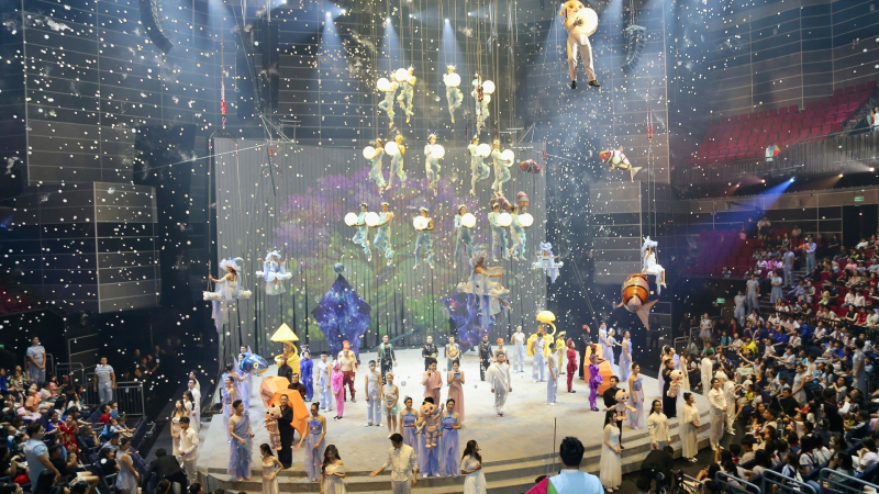 Thiếu nhi TP.HCM thích thú khám phá 'Mơ show' với nghệ thuật xiếc - múa rối, mapping hiện đại