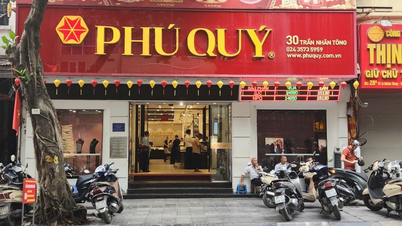 Giá vàng hôm nay mới nhất (18/6) giảm mạnh: Người mua vắng vẻ, cửa hàng vẫn bán 'nợ vàng'