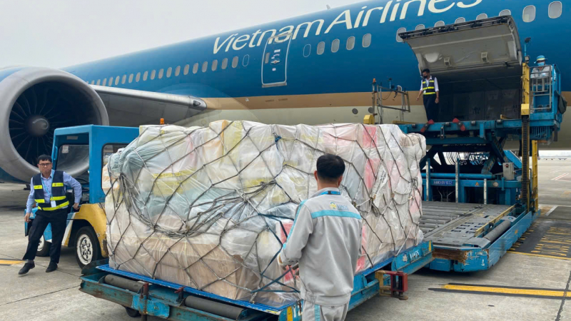 Gần 30 tấn hàng cứu trợ được đưa lên máy bay Vietnam Airlines vận chuyển đến Myanmar
