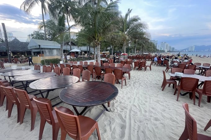 Lấn chiếm bãi biển để kinh doanh ăn uống, một nhà hàng ở Nha Trang bị xử phạt hành chính
