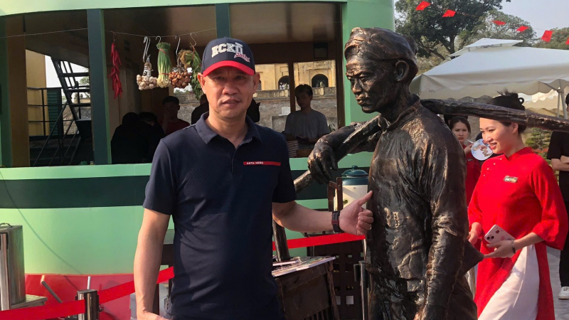 Điều bất ngờ về bức tượng người đàn ông gánh phở bằng đồng trưng bày ở Festival phở Hoàng thành Thăng Long 