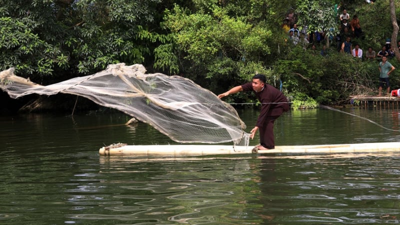 Ở một nơi của Sơn La, dân ùa xuống ao đánh cá, cả làng ngồi trên bờ hồi hộp chả kém