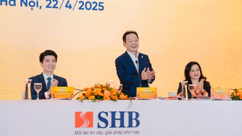 Ấn tượng tại ĐHĐCĐ SHB: Hơn 1.500 cổ đông 'nhận' lời chúc từ Chủ tịch Đỗ Quang Hiển, thông tin về phát hành cổ phiếu cho nhà đầu tư chiến lược
