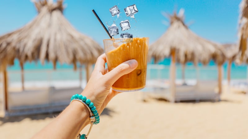 Bị đòi tiền vì xin thêm... đá vào cà phê
