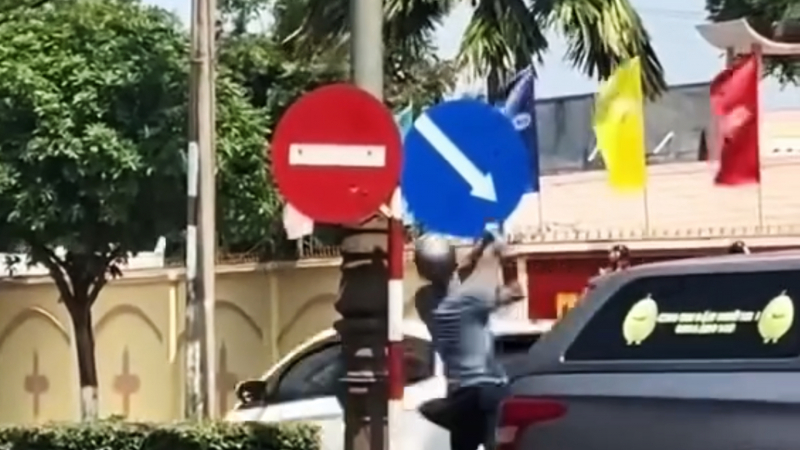 Công an làm việc với người đàn ông dùng búa đập phá biển báo giao thông ở Đắk Lắk
