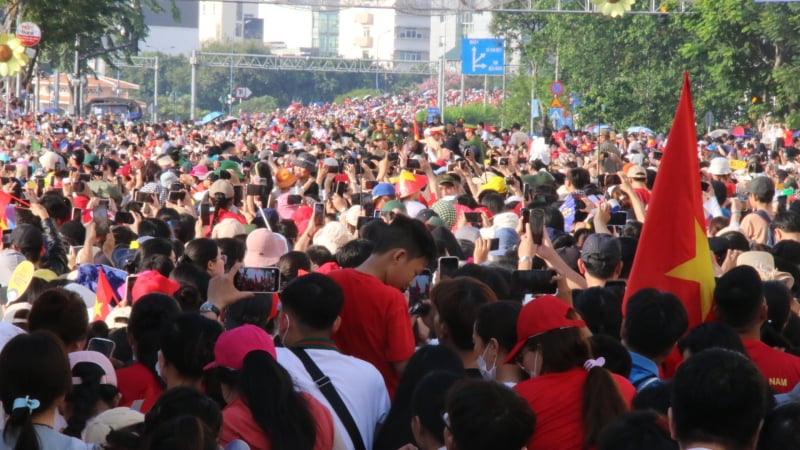 'Bỏ quên' cái nóng khá gắt, hàng nghìn người xem bắn đại bác ở Bến Bạch Đằng trong sáng tổng duyệt lễ 30/4