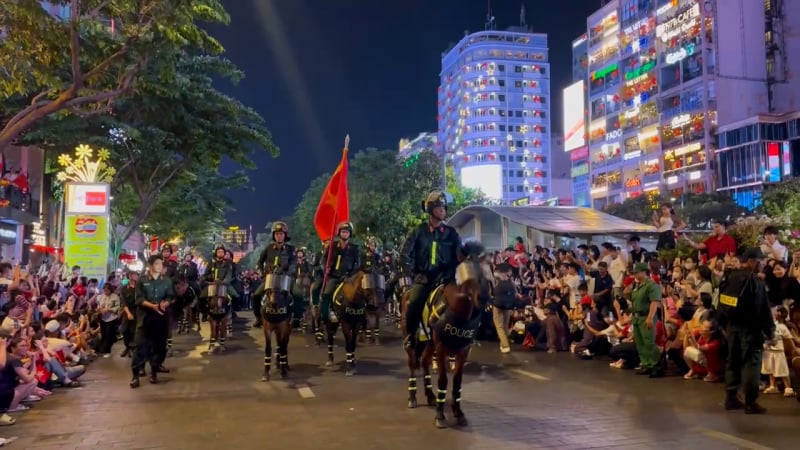 Dàn kỵ binh gây sốt tại phố đi bộ Nguyễn Huệ, lập hàng rào sống cho người hâm mộ
