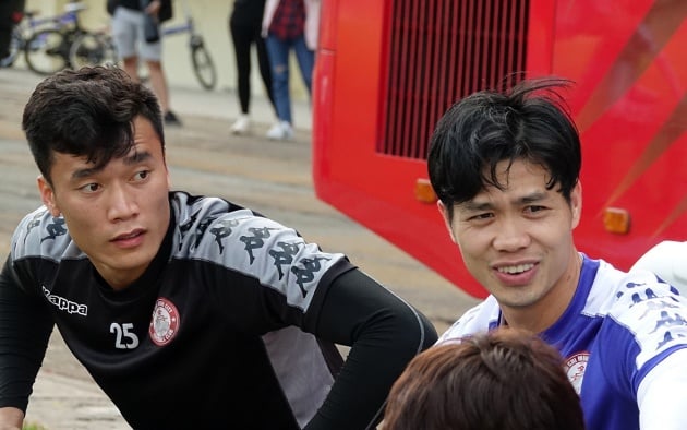 Công Phượng đối đầu Bùi Tiến Dũng ở trận play-off V.League?