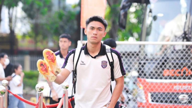 Tiền vệ B.Bình Dương: Cao 1m80, điển trai như hot boy