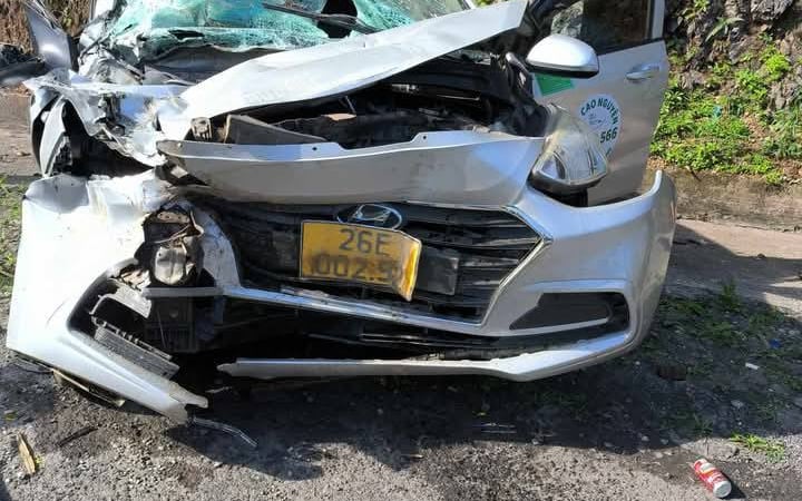 Taxi va chạm với xe tải dưới chân đèo, một người tử vong