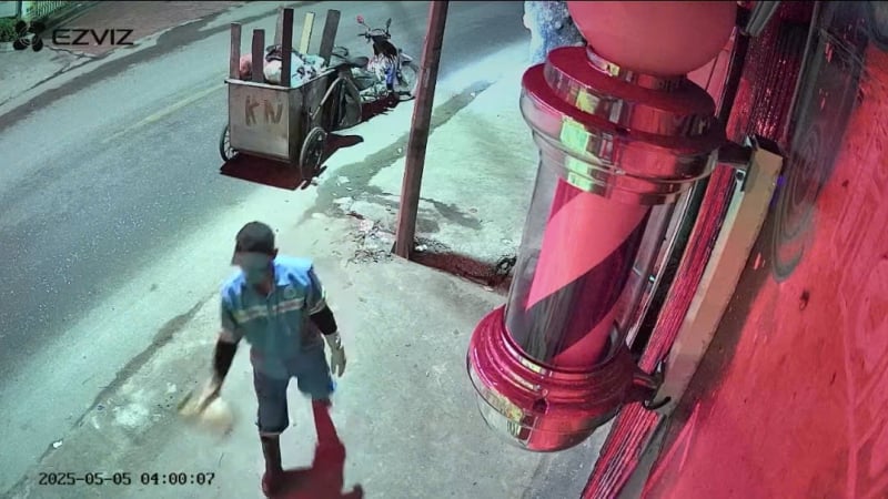 Camera ghi lại hình ảnh nhân viên dọn vệ sinh vứt lại túi rác trước cửa nhà dân ở Nam Từ Liêm (Hà Nội)