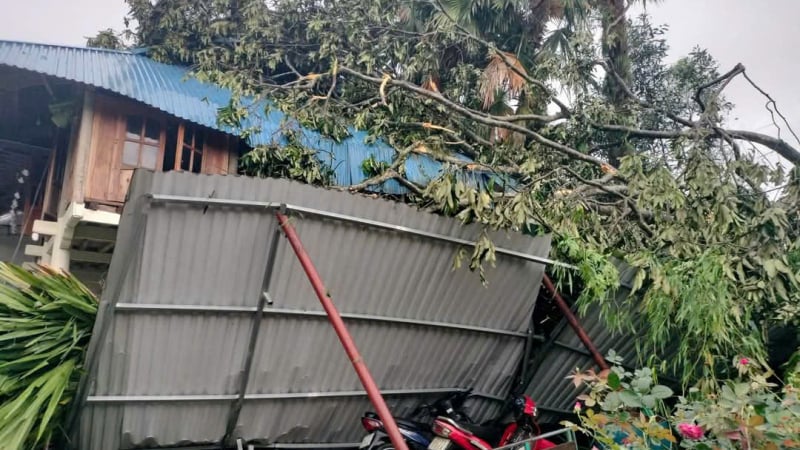 Mưa lớn và lốc xoáy gây ách tắc giao thông, tốc mái nhiều nhà dân ở Tuyên Quang