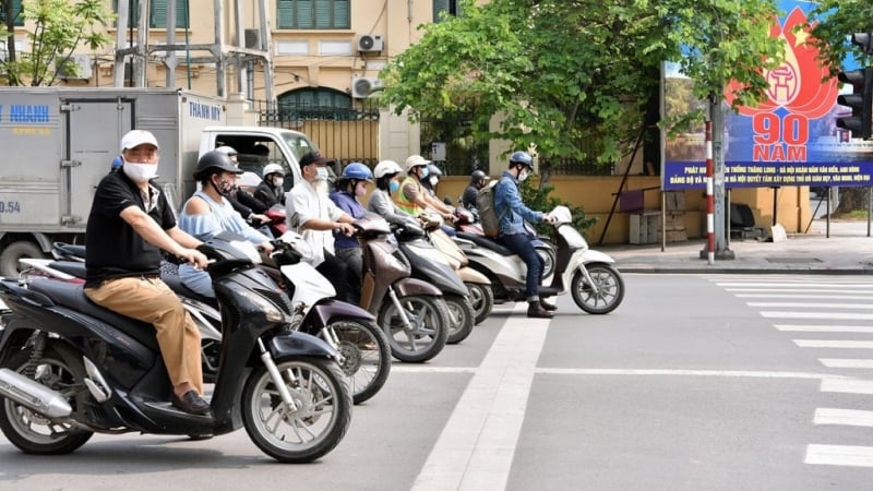 Dừng xe cán vạch bị phạt như vượt đèn đỏ, lo bị phạt oan