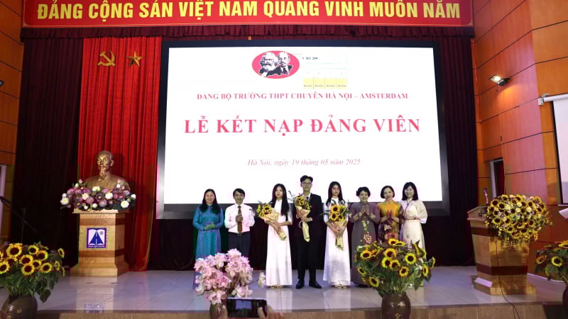 Chân dung 3 học sinh xuất sắc Trường THPT Chuyên Hà Nội - Amsterdam được kết nạp Đảng