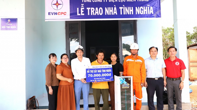 
Công ty Điện lực Đắk Nông bàn giao 2/5 căn nhà tình nghĩa do EVNCPC hỗ trợ năm 2025