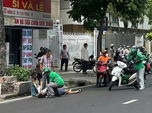 Taxi công nghệ nghi mất lái, va chạm loạt xe máy trên đường 3/2, nhiều người bị thương