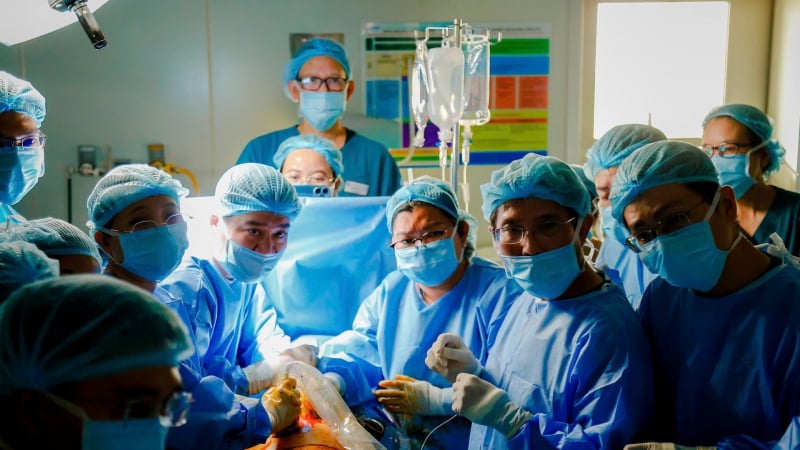 Kỳ tích cứu sống thai nhi 25 tuần tuổi chuyển từ Singapore: Bộ trưởng Bộ Y tế gửi thư khen