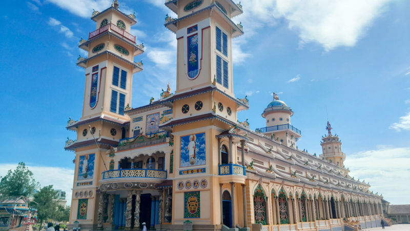 Trước giờ sáp nhập với Long An, đây là nơi có toà thánh đẹp huyền bí, điều bất ngờ là trụ cột chống đỡ làm bằng tre, cây tầm vông 