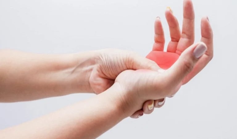  Run tay chân – Triệu chứng tưởng nhẹ nhưng ảnh hưởng nghiêm trọng đến cuộc sống