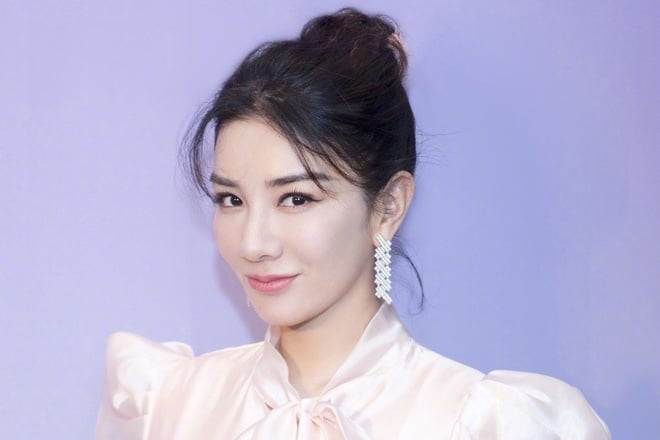 Huỳnh Dịch bị chỉ trích vì than khổ dù thu nhập cao