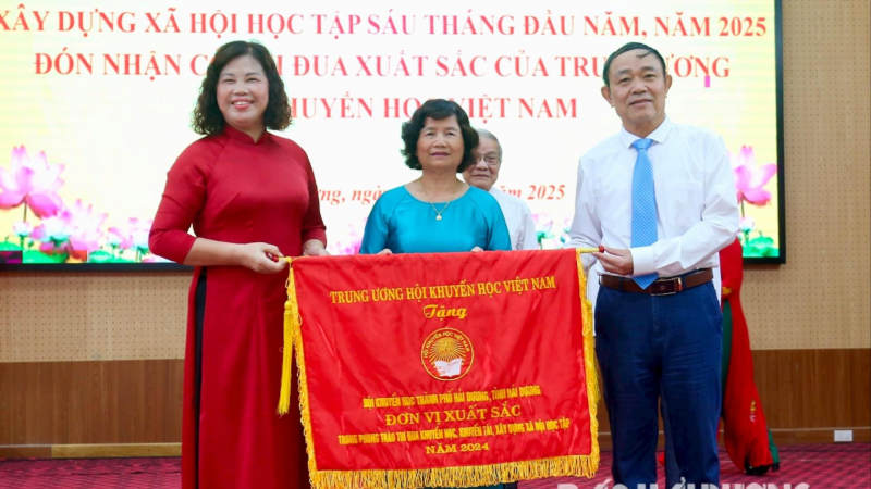 Hội Khuyến học Hải Dương: Vinh dự được Trung ương Hội Khuyến học Việt Nam trao cờ thi đua xuất sắc