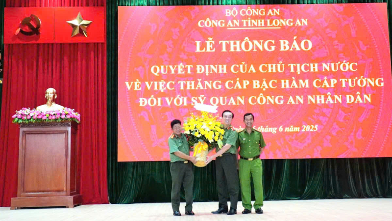 Giám đốc Công an tỉnh Long An Lâm Minh Hồng được thăng cấp bậc hàm Thiếu tướng