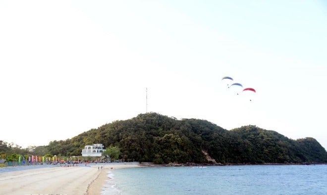 Một nơi ở Quảng Ninh gọi là đảo Đá Dựng, cách bờ biển 12km, người ta đang ra xem
