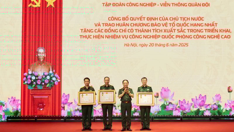 Chủ tịch nước tặng thưởng Huân chương Bảo vệ Tổ quốc hạng Nhất cho các lãnh đạo tập đoàn Viettel