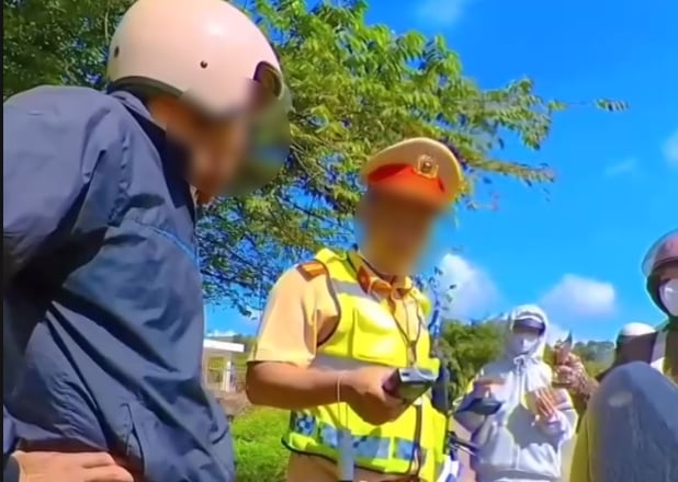 Một cán bộ CSGT Đắk Lắk chửi dân “mồm thối”, dọa nổ súng