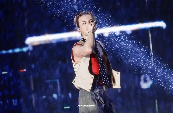 G-Dragon đăng tải khoảnh khắc hát trong mưa, xúc động cảm ơn fan Việt