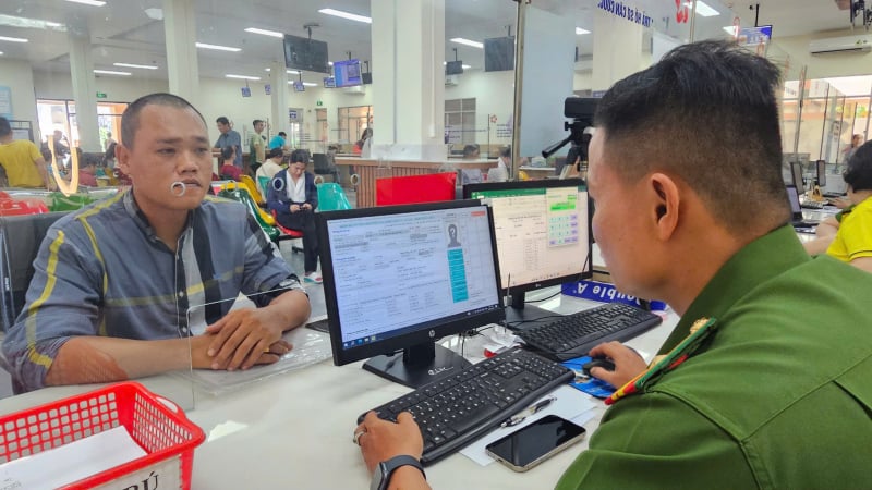 Người dân TP.HCM đi làm CCCD, cập nhật tài khoản định danh điện tử mức 2, toàn bộ quy trình cho 5 người chỉ 15 phút
