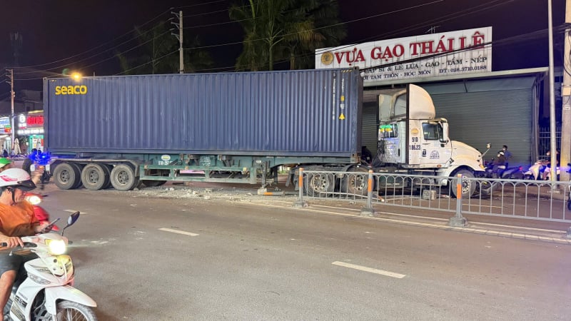 Container cày nát hơn 3m dải phân cách, chắn ngang đường, giao thông ùn ứ ở xã Đông Thạnh