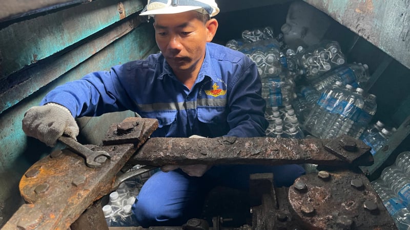 Trung tâm dịch vụ Hậu cần-Kỹ thuật đảo Trường Sa (Khánh Hòa) khắc phục tàu cá và tặng cờ cho ngư dân