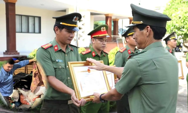 Công an Quảng Ngãi khen thưởng lực lượng phá án vụ vận chuyển, tàng trữ hơn 1,3 tấn thuốc nổ